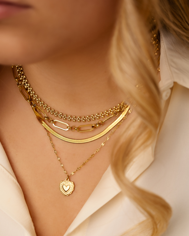 mix van gouden sieraden om hals