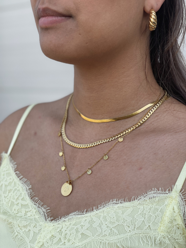 Mooie rustige necklace party om de hals van het meisje