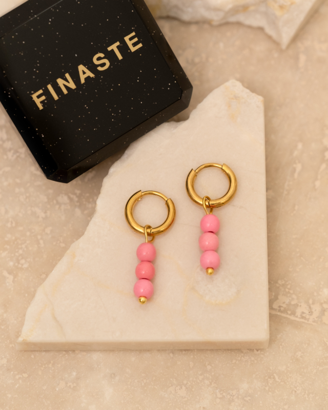 Gouden oorringetjes met roze steentjes