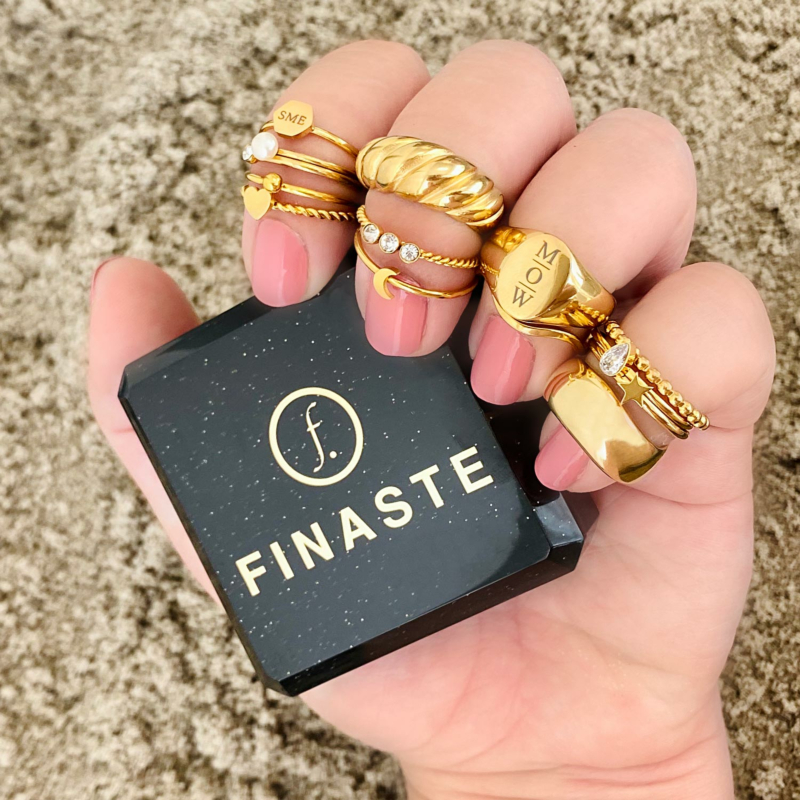 Mooie goudkleurige ringen voor een complete look