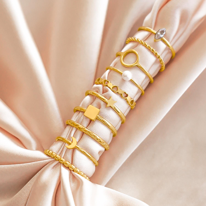 Gouden ringen op een satijnen doek om te kopen