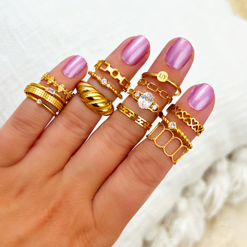 Model draagt gouden ringen mix