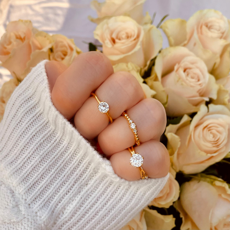 Mix van gouden ringen met steentjes