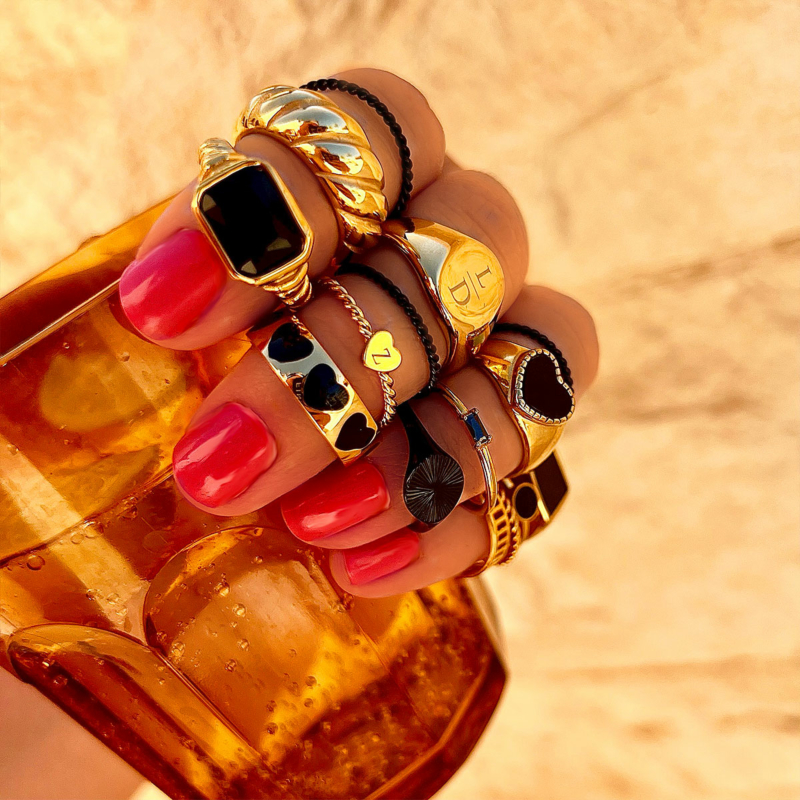 gouden ring party om vingers met armbanden