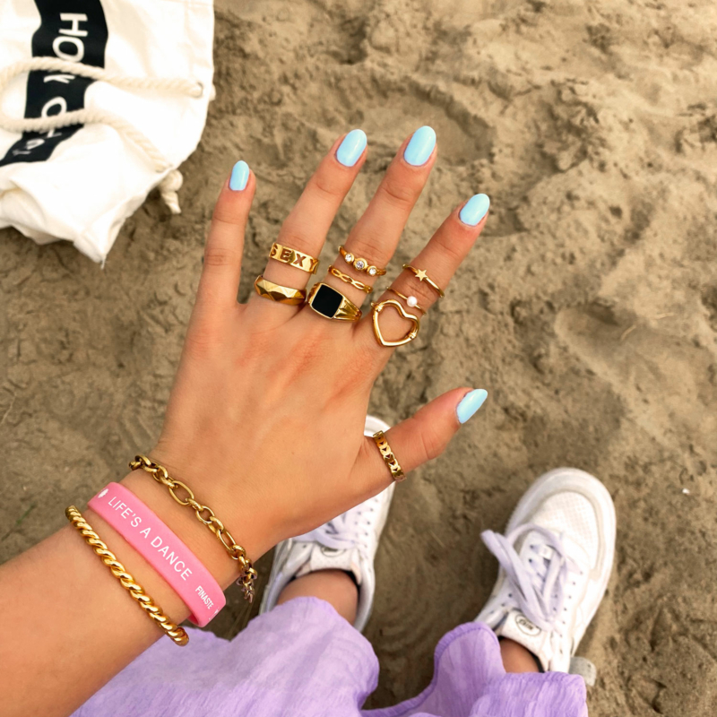combinatie van gouden ringen en armbanden