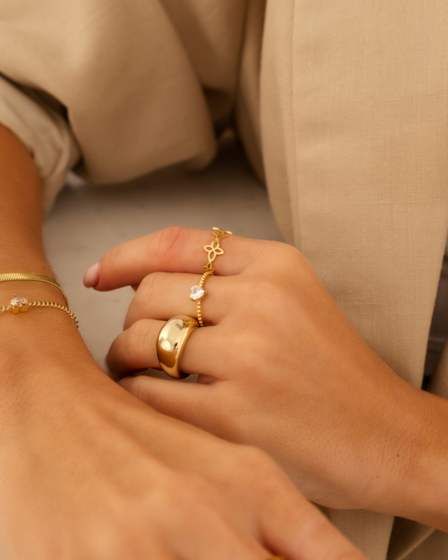 Gouden ringen mix bij model