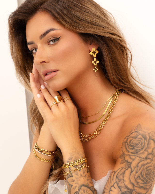 Model draagt gouden sieraden mix