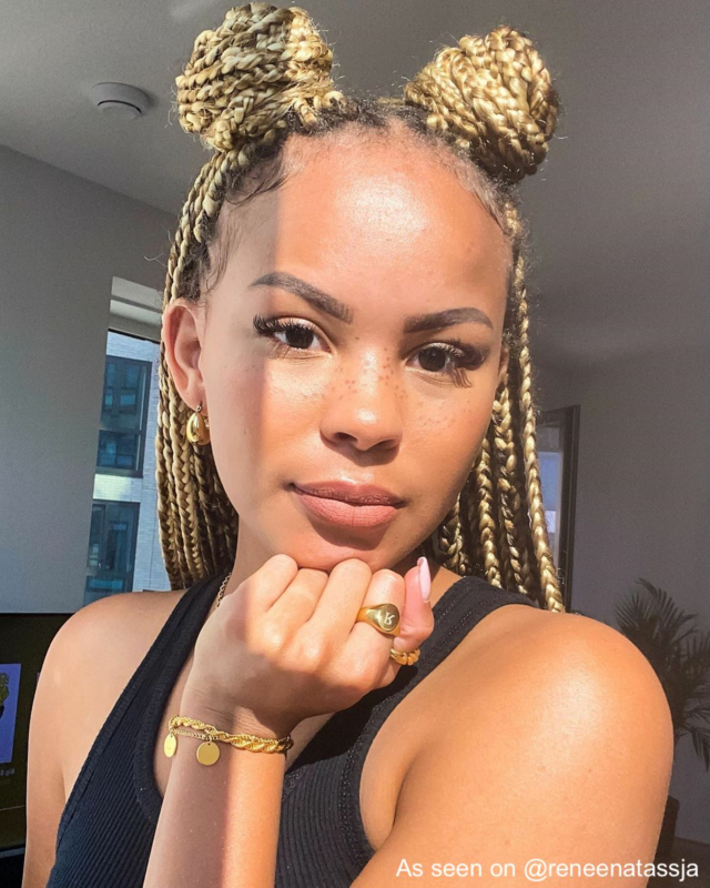 Influencer draagt gouden sieraden met gravering