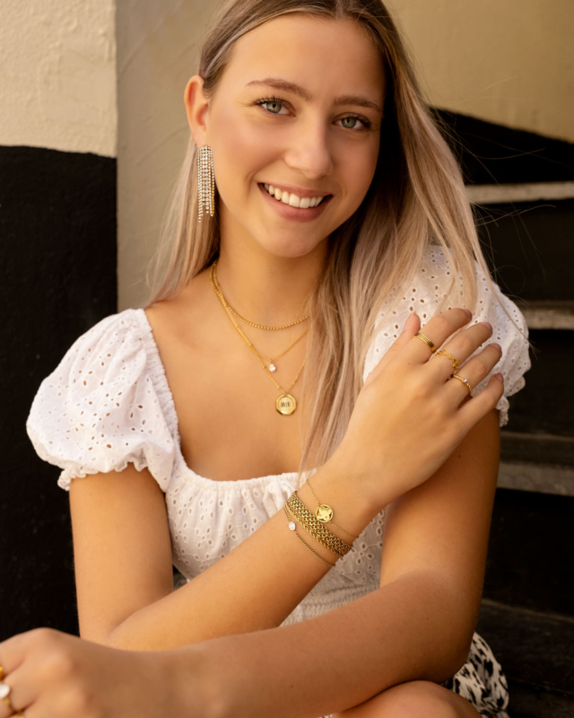 Gouden sieraden bij model