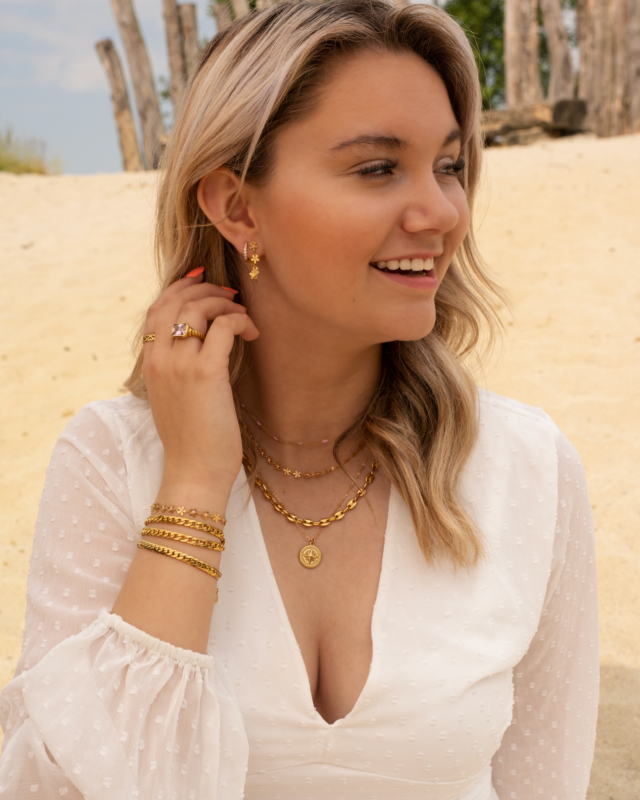 Model daagt gouden sieraden look