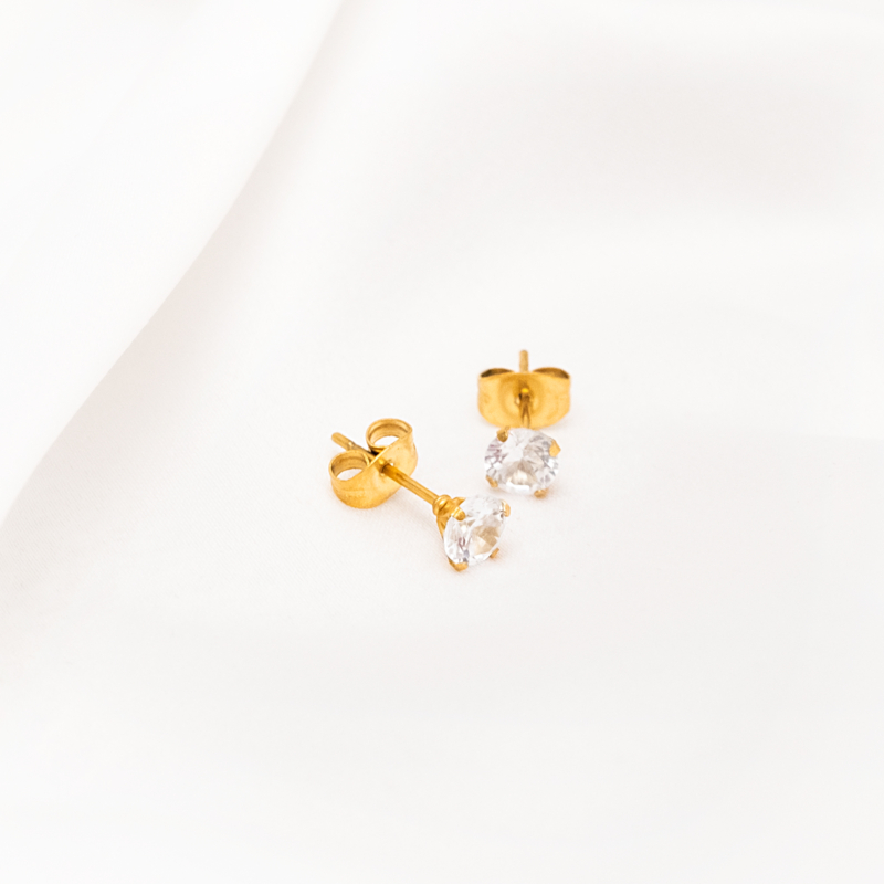 Sparkle stud oorbellen in het goud op satijn