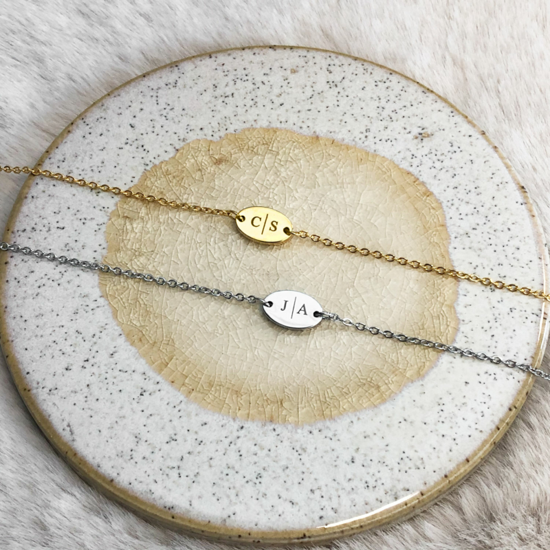 Zilveren en gouden initialen armband op een plaatje