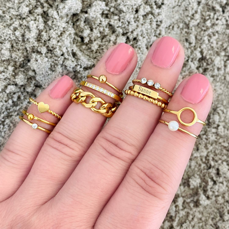 Goudkleurige ringen om hand model