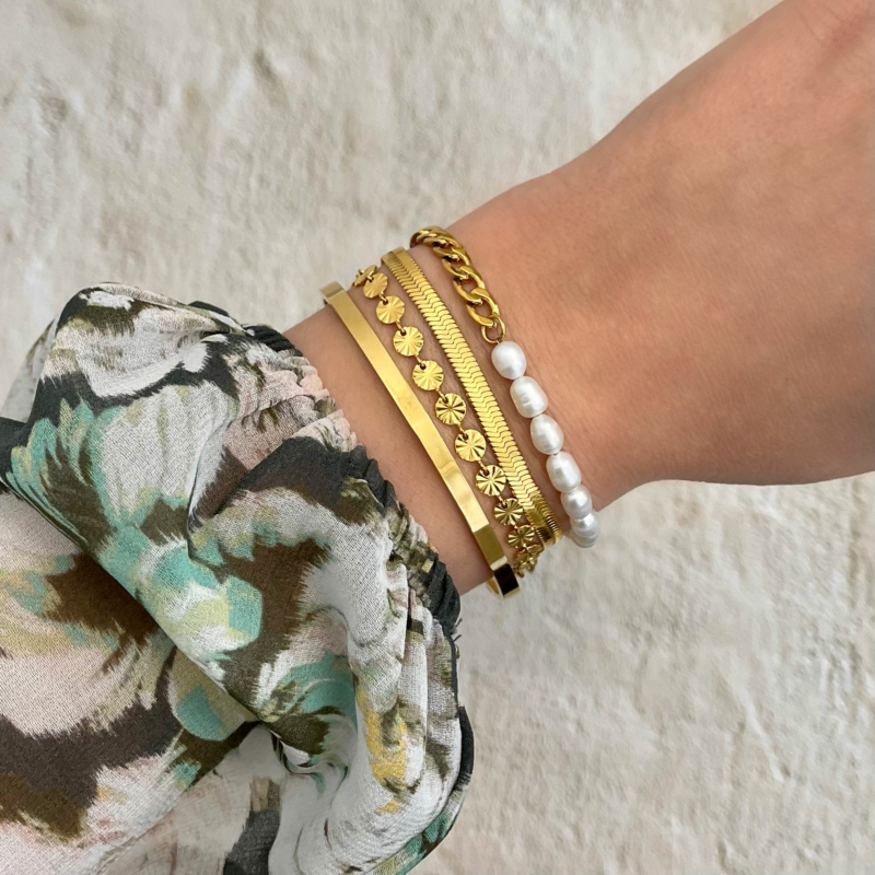 Mooie gouden smalle bangle voor bij een armparty
