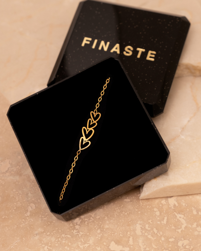 Gouden hartjes armband in sieradendoosje