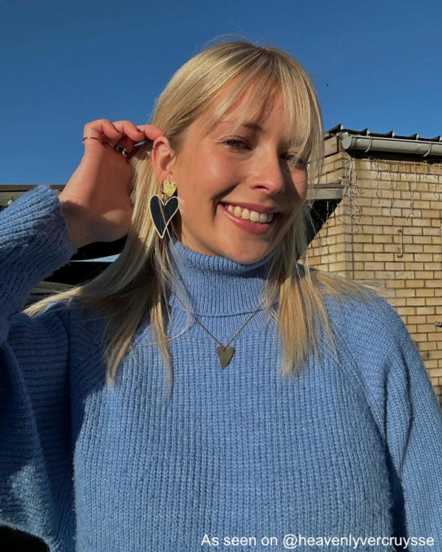 Influencer draagt gouden hartjes sieraden van finaste