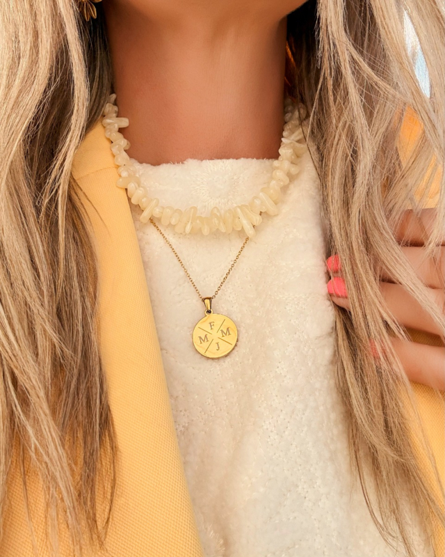 Ketting met vier letters goud