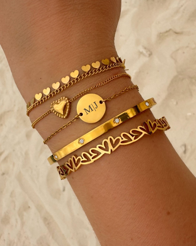 gouden armbanden op het strand