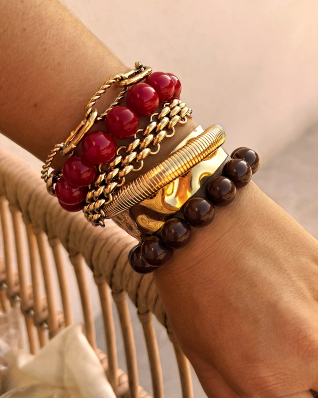 gouden armbanden combinatie met bangles en kralenarmbanden