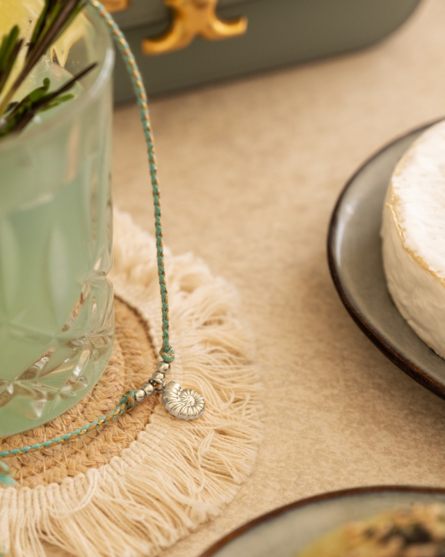 Groene touw ketting met zilveren schelp bedel