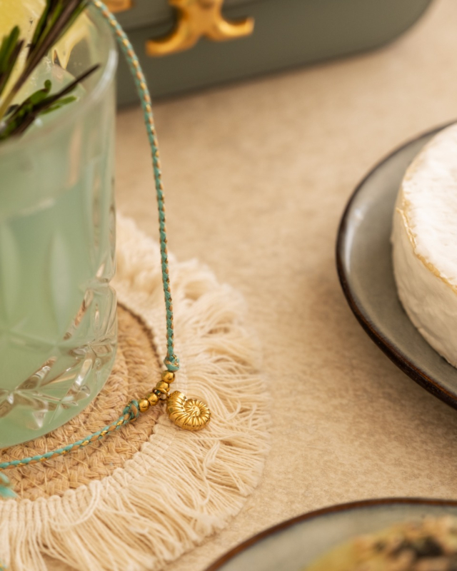 Groene touwtjes ketting met schelp bedel