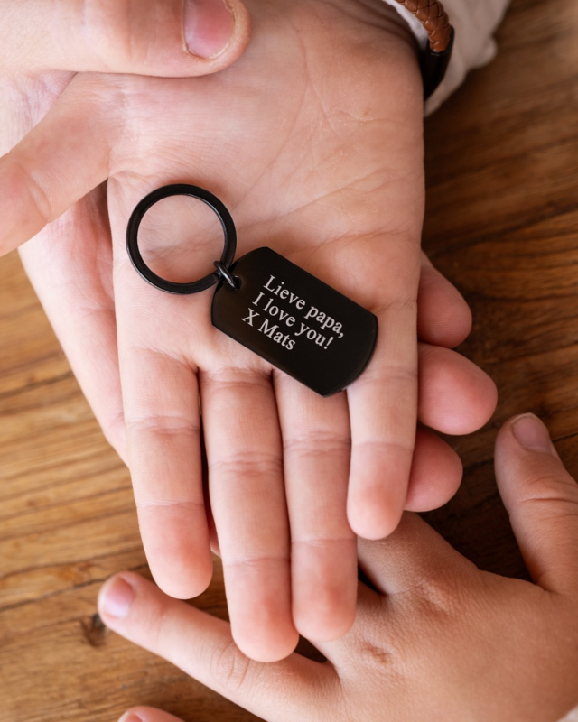 zwarte gegraveerde sleutelhanger voor papa