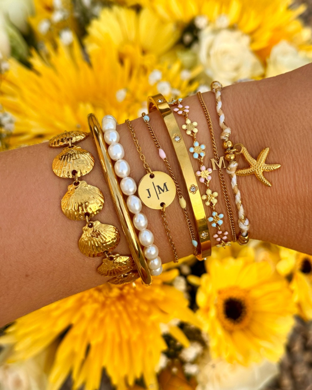gouden armbanden combinatie in de zomer