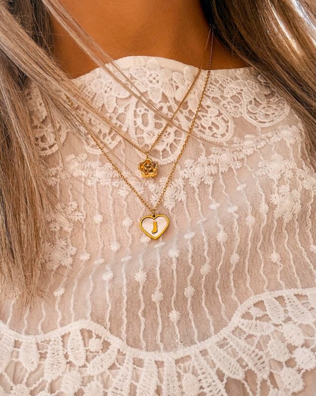 Gouden necklaceparty met bloem en initial