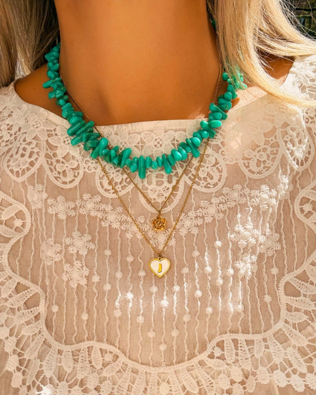 Gouden necklaceparty met bloem en initial