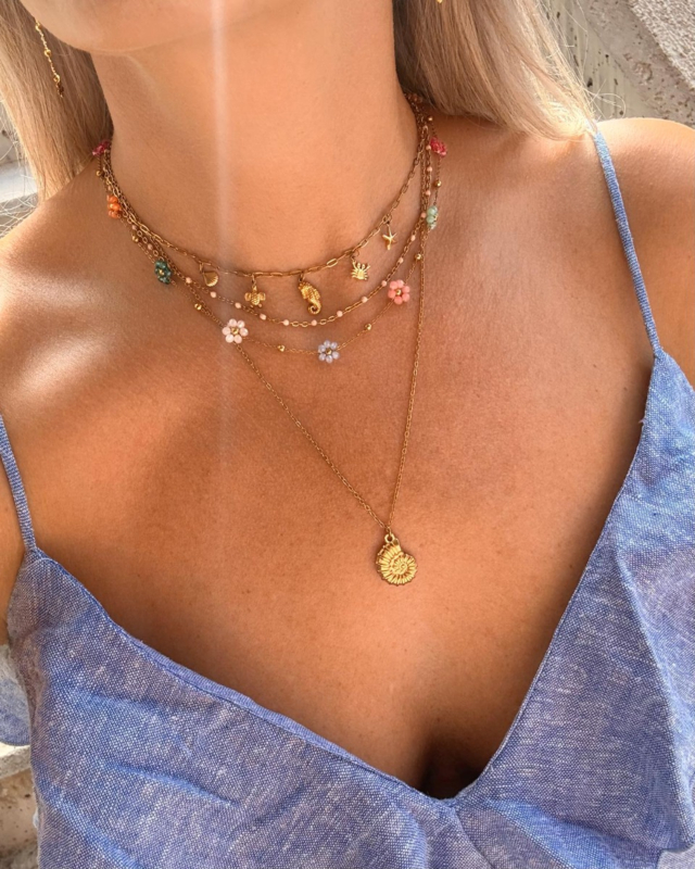 gouden kettingen combinatie met kleurtjes