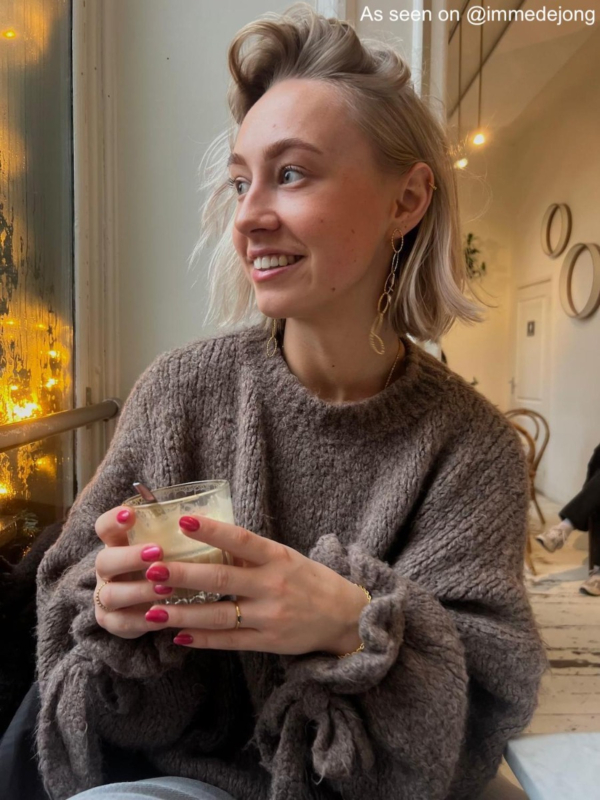 Influencer draagt ketting oorbellen