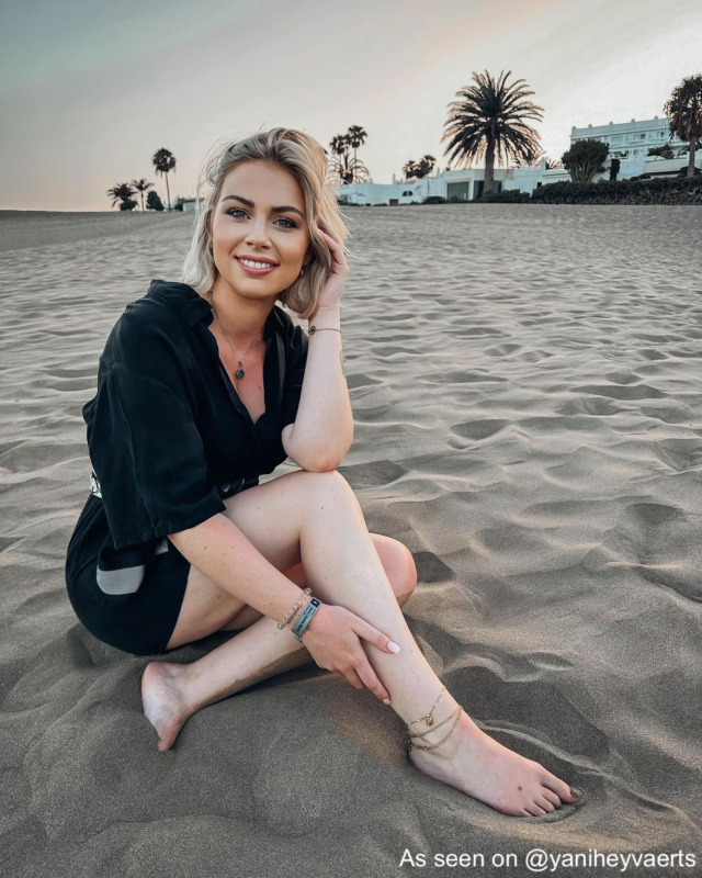 Influencer draagt gouden enkelbandjes