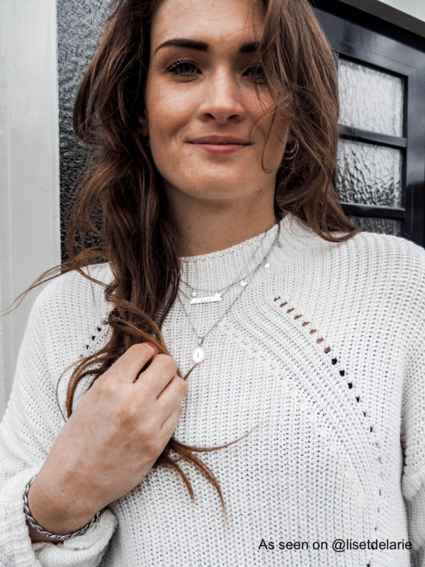 Influencer draagt zilveren sieraden mix