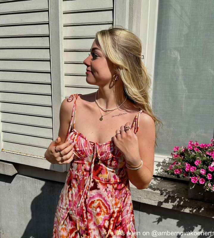 Influencer met parelketting