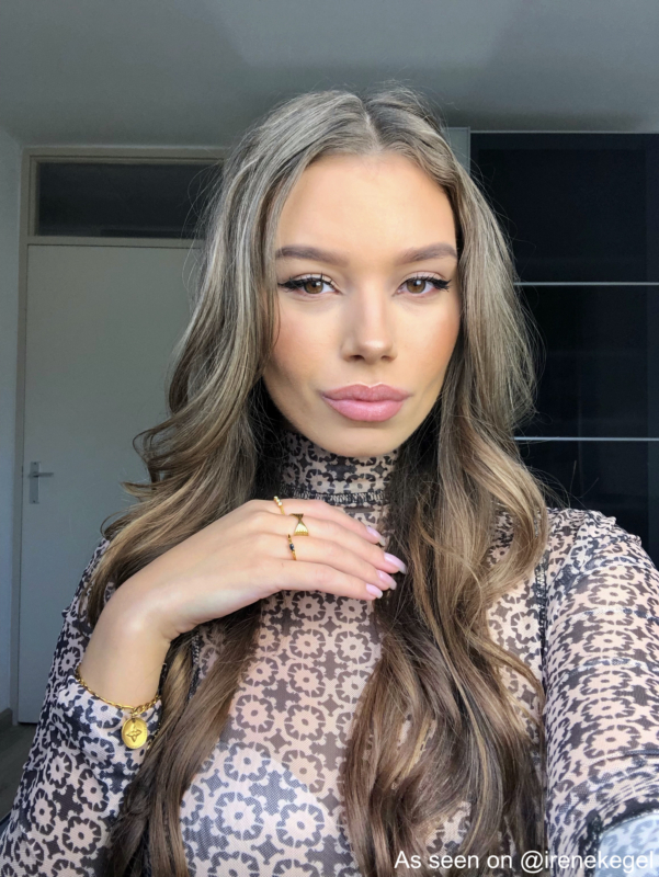 Influencer draagt ringen van finaste