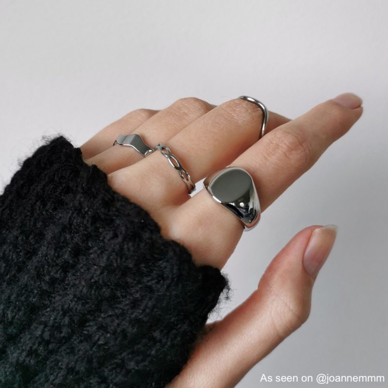 Hand met zilveren ringen om vingers