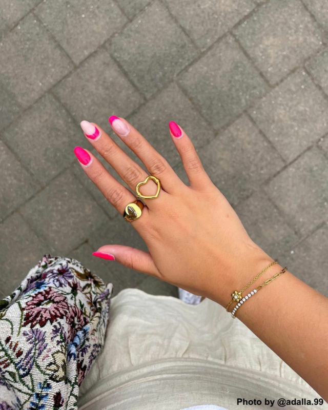 Influencer draagt open heart ring
