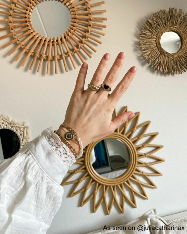 Influencer draagt gouden ringen