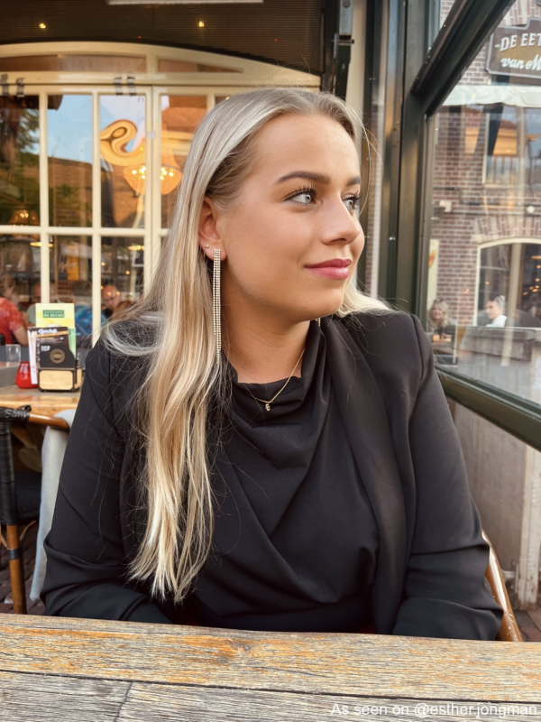 influencer draagt gouden sieraden