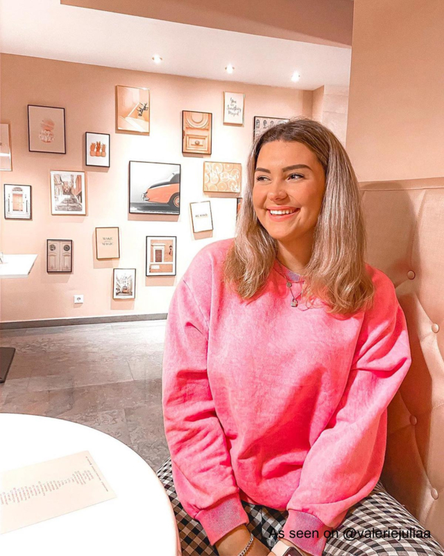 Influencer draagt zilveren finaste kettinkjes