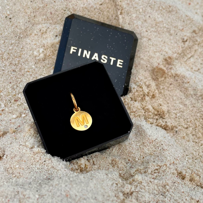 Gouden initial oorbel in sieradendoosje