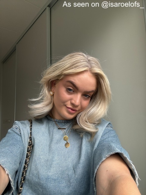 Influencer draagt gouden sterrenhemel ketting