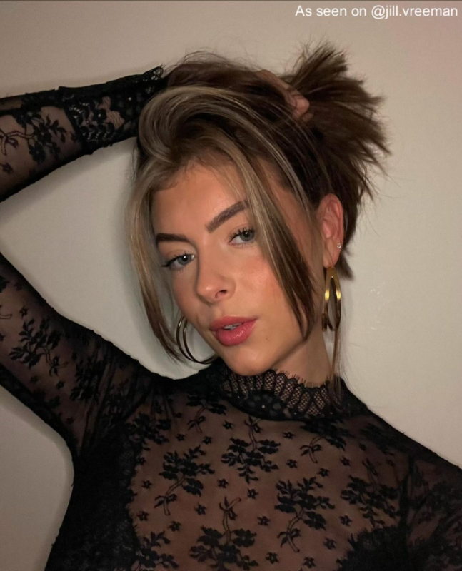 Influencer draagt gouden statement oorbellen