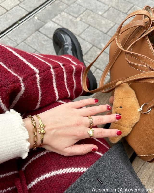 Influencer draagt gouden strik armband