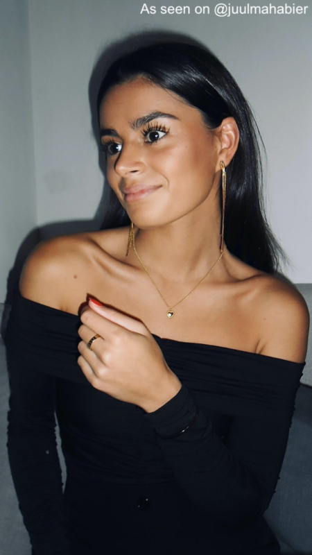 Influencer draagt gouden ketting met een hartje
