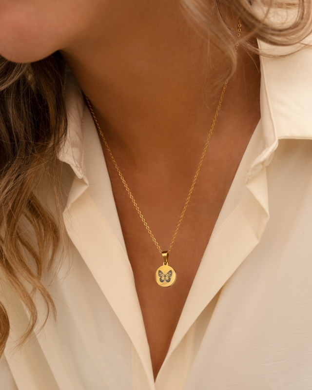 Model draagt Birth flower ketting met jouw gravering goudkleurig