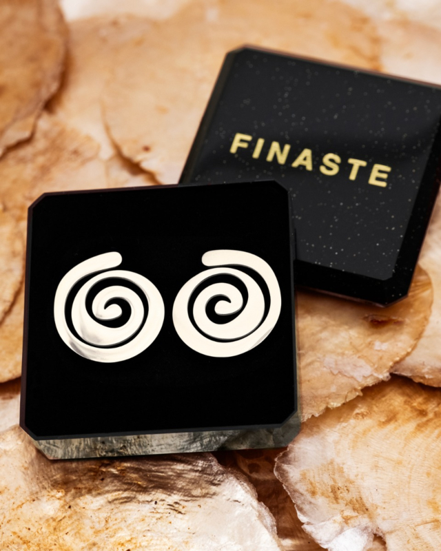 swirl oorbellen in sieradendoosje