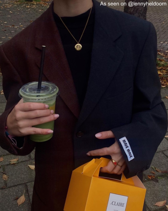 Influencer met Initial ketting