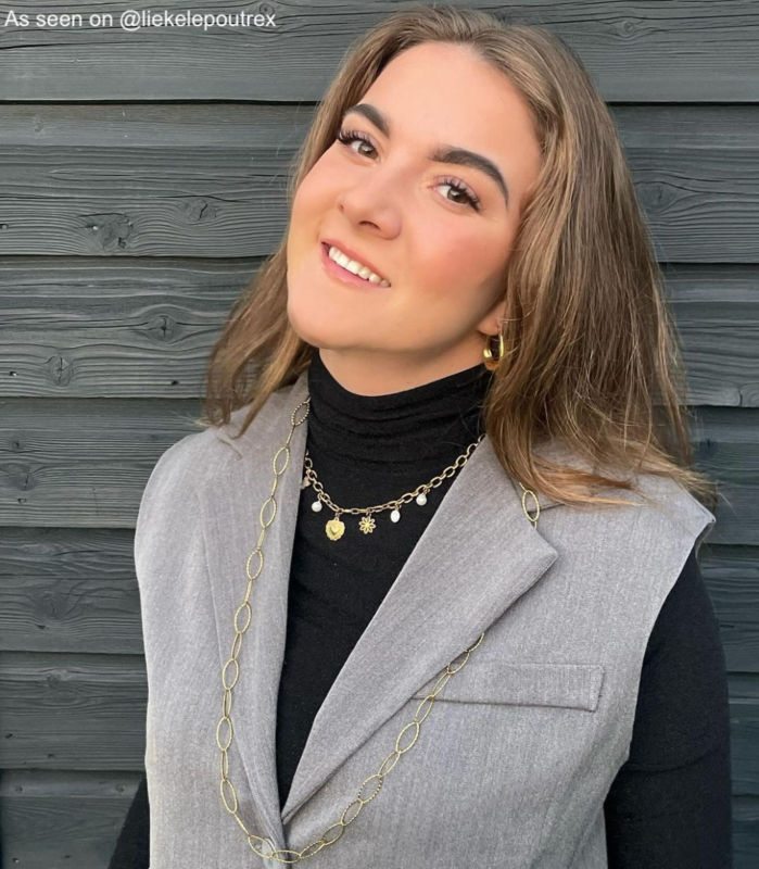 Influencer met lange ketting