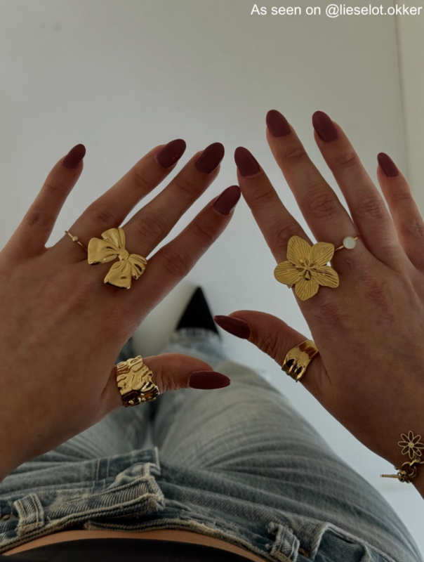Influencer draagt gouden ringen